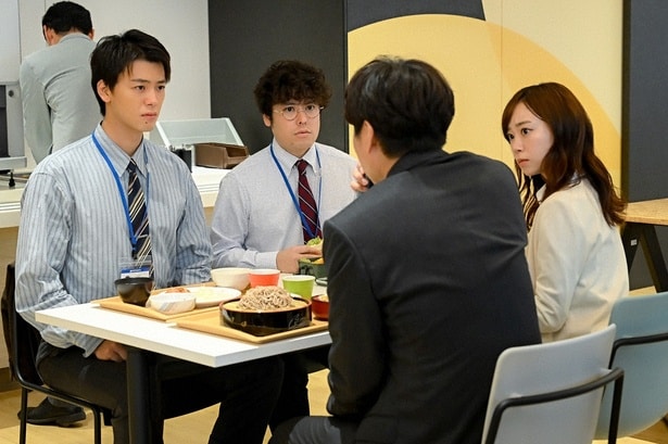 勝男(竹内涼真)はなかなか帰ろうとしない母・陽子(池津祥子)のことを白崎(前原瑞樹)らに相談する