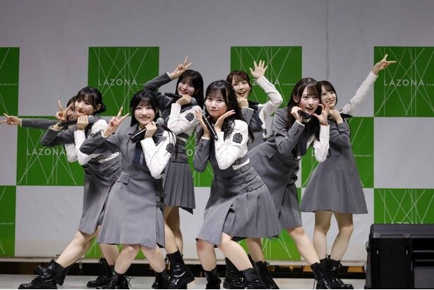 「恋愛変格活用」をパフォーマンスするRain Tree