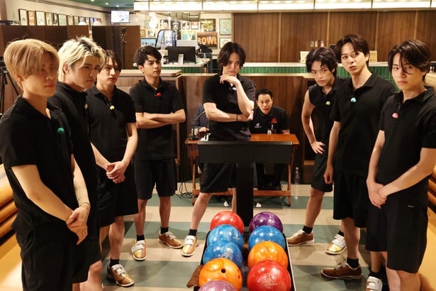 (左から)松島聡、篠塚大輝、猪俣周杜、佐藤勝利、菊池風磨、金子勇太プロ、原嘉孝、寺西拓人、橋本将生