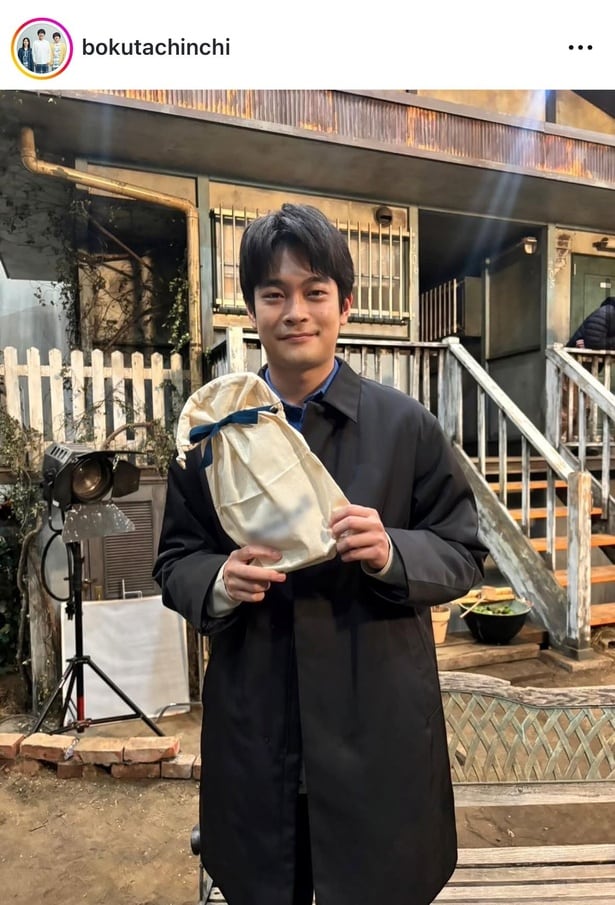 【写真】井之脇海、贈り物を手にした“30歳バースデー笑顔ショット”