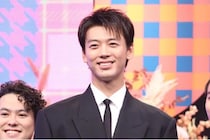 竹内涼真＆夏帆の両家族、笑顔を見せる和やかな集合写真に「本当の家族顔合わせみたい」「いい雰囲気で安心する笑」の声＜じゃあ、あんたが作ってみろよ＞