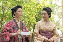 ＜明日のばけばけ＞高石あかり“トキ”は、北香那“リヨ”とともに恋占いの池に向かう