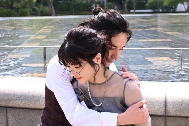 ケガをした日向子(奥山)を優しくいたわるニコちゃん(宮澤佑)