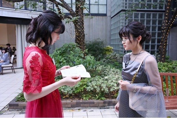 日向子は、彼女が『週刊千石』の記者だと知ったアイドルのファンに罵倒される…