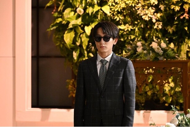 何者!?「谷岡真紀子」としてパーティーに潜入した日向子を見ていた謎の男(小西詠斗)…