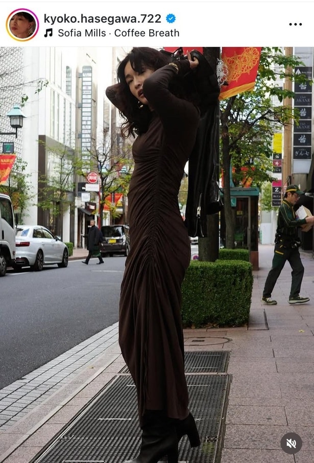 【写真】 長谷川京子、自身が手掛けたダーク・ブラウンのワンピースのエレガントな姿