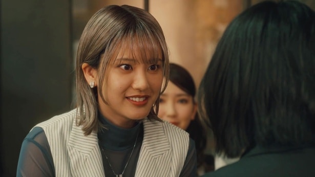 11月27日(木)放送の「御社の乱れ正します！2」では、山崎紘菜“玲”が美容師に扮し富山えり子“小雪”を変身させる