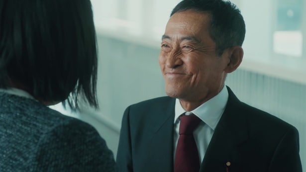 本村議員(半海一晃)は小雪(富山えり子)に思わぬ話を持ちかける