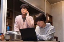 手越祐也“索”「好きですよ、波多野さん」と及川光博“玄一”を抱きしめる様子にときめく「玄策、尊い」の声＜ぼくたちん家＞