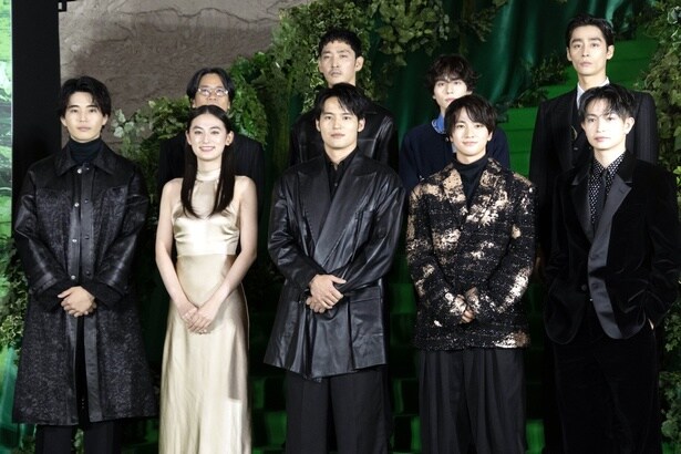 (前列左より)中沢元紀、八木莉可子、水上恒司、木戸大聖、綱啓永、(後列左より)萩原健太郎監督、上杉柊平、山下幸輝、濱尾ノリタカ