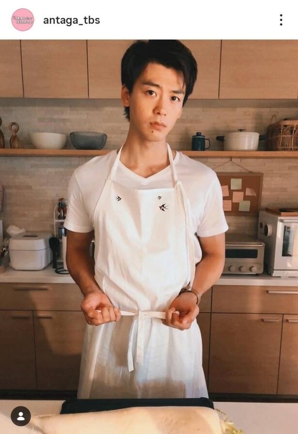 【写真】竹内涼真、エプロンの紐をギュッと締めたドヤ顔ショット