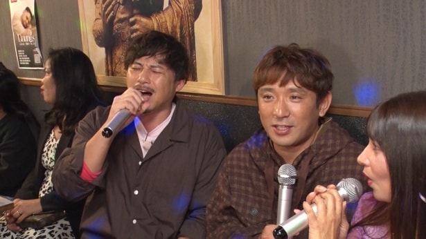 平子祐希がカラオケを熱唱