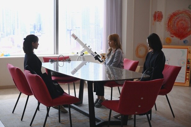 薫(波瑠)、茉海恵(川栄李奈)、さゆり(田中みな実)の緊張の三者面談が開幕
