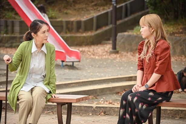 公園で腹を割って話す茉海恵(川栄李奈)と聖子(筒井真理子)