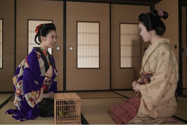 ヘブンへの贈り物にウグイスを持参したリヨ(北)は、トキ(高石)に「私が好きなのは、パーティーでいただく七面鳥」と高笑い。