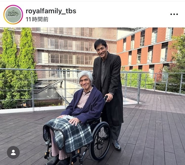 【写真】白髪の佐藤浩市“耕造”&車椅子を押す沢村一樹“椎名”の笑顔のショット