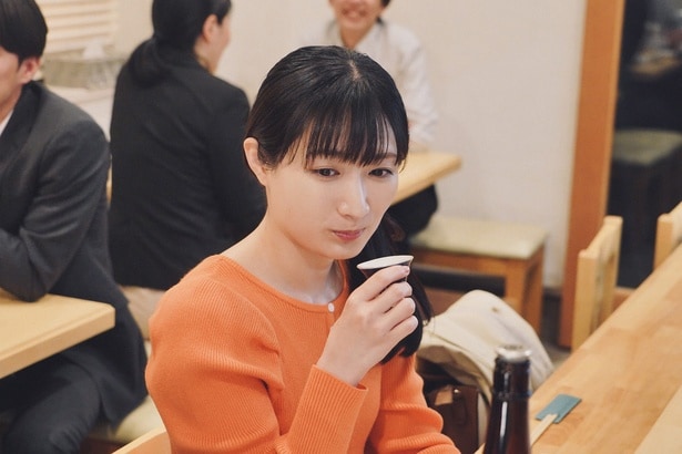 ワカコ(武田梨奈)は温めた日本酒の味わいを楽しむ