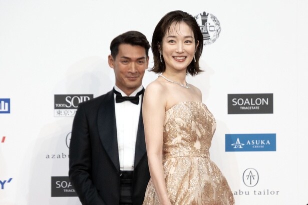 高梨臨のドレス姿を見て笑みを浮かべる槙野智章