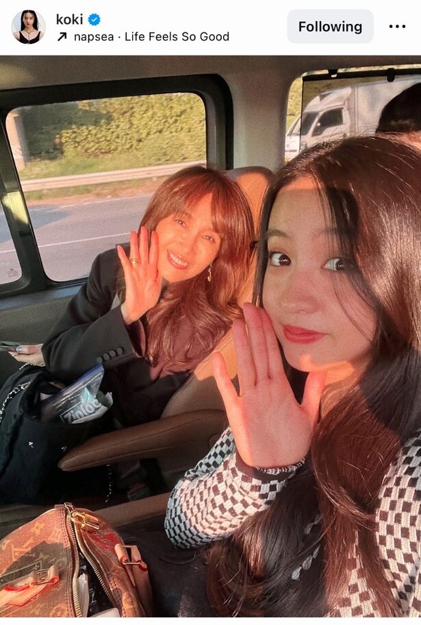 【写真】Koki＆工藤静香、お出かけを楽しむ車中でのおそろいポーズの2ショット