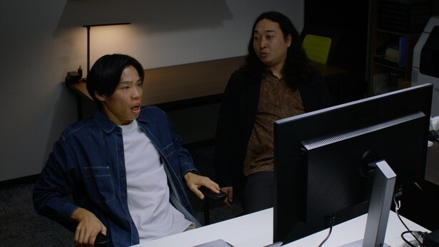 【写真】加賀翔が演じるオカルト雑誌の編集マン・江尻と、賀屋壮也が演じるオカルトライターの鬼頭