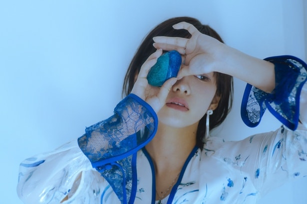 【写真を見る】「チェンソーマン」（マキマ役）などの作品に出演する声優・楠木ともり