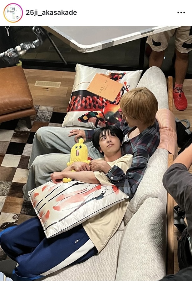 【写真】膝枕で…駒木根葵汰を見つめる新原泰佑