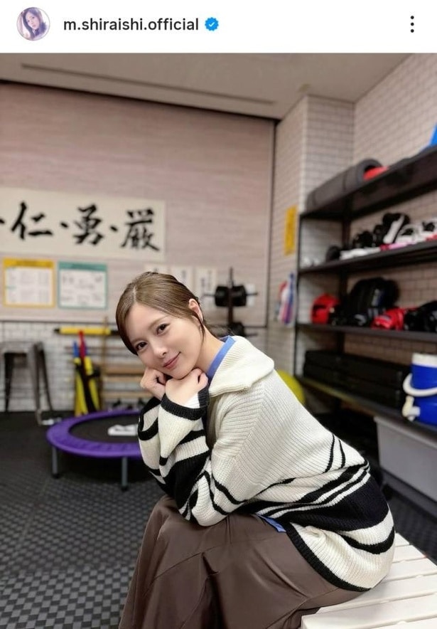 【写真】振り向き様にあご乗せポーズを披露する白石麻衣