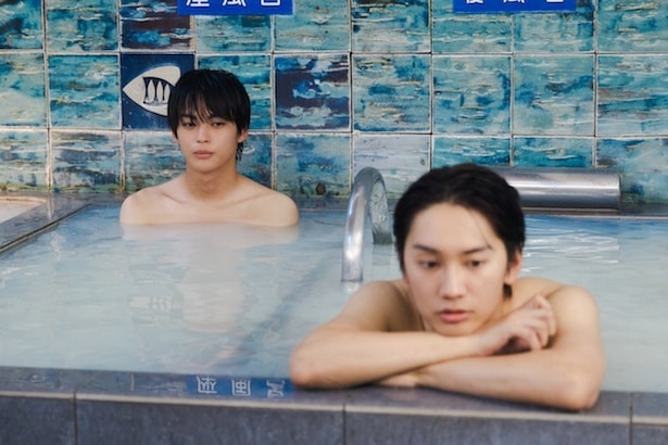 真央(神尾楓珠)と颯(藤原丈一郎)が銭湯で恋バナ
