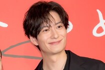 「奥様目線最高すぎる」岡田将生、結婚1年を迎え…私生活ショットに「眼鏡すてき！」「奥様を見つめる瞳なの？」の声