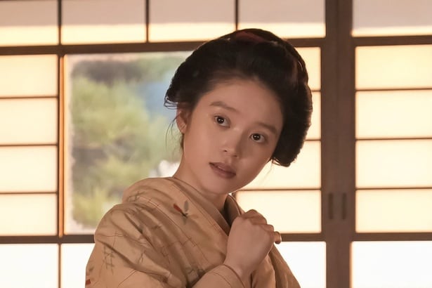 ＜明日のばけばけ＞高石あかり“トキ”と話すため、下川恭平“春夫”がトミー・バストウ“ヘブン”の忘れ物を届けに現れる