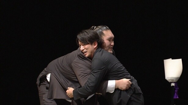 伊勢ケ濱親方と組み合う岡田准一(#1より)