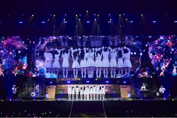 序盤、そして後半は動物に扮したバンドメンバーによる生演奏で届けられた