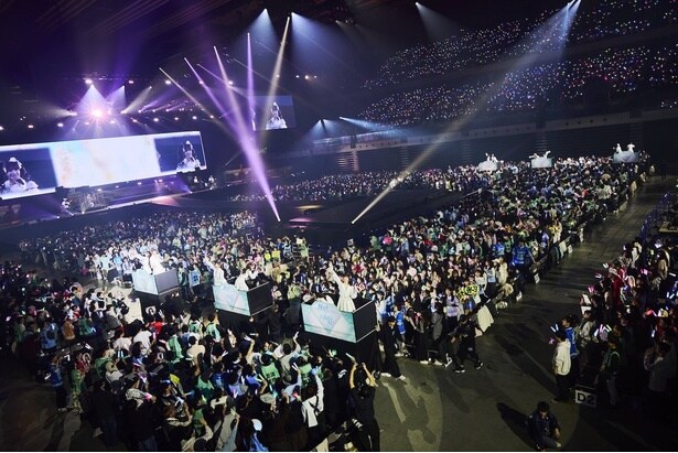 トロッコに乗ってアリーナに繰り出すメンバーたち