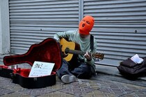 水上恒司“都成”が謎の覆面ミュージシャンを発見したシーンに「歌うますぎ誰なの!?」と反響＜シナントロープ＞