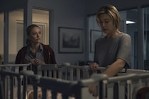 「何が目的…？」裕福な家に入り込んだベビーシッターが家庭を壊す…得体の知れぬ恐怖感にゾクリ＜ゆりかごを揺らす手＞