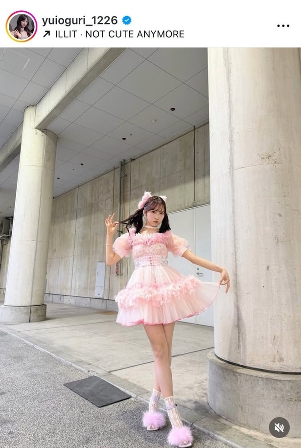 AKB48小栗有以、ツインテールに身体の“半分”はありそうなスレンダー美脚のショット