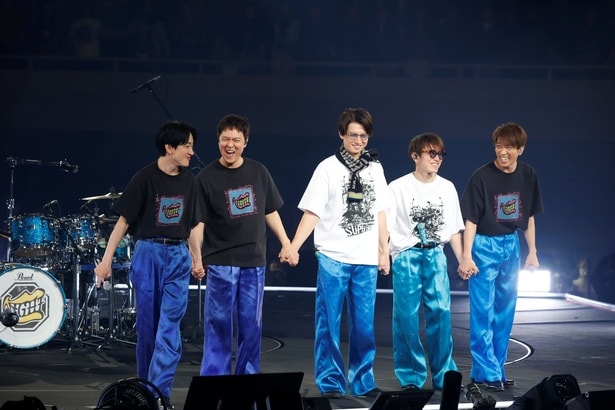 手をつなぎ360度全方向に丁寧にあいさつをしていく5人