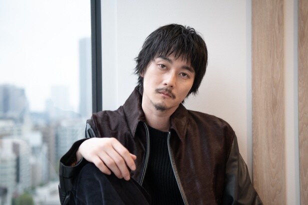 映画「消滅世界」で主人公・雨音の夫となる朔(さく)演じた、俳優・柳俊太郎