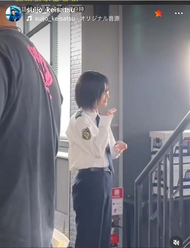 【写真】山下美月、佐藤隆太の無茶ぶりに“エア”ラーメンを食べる仕草のショット