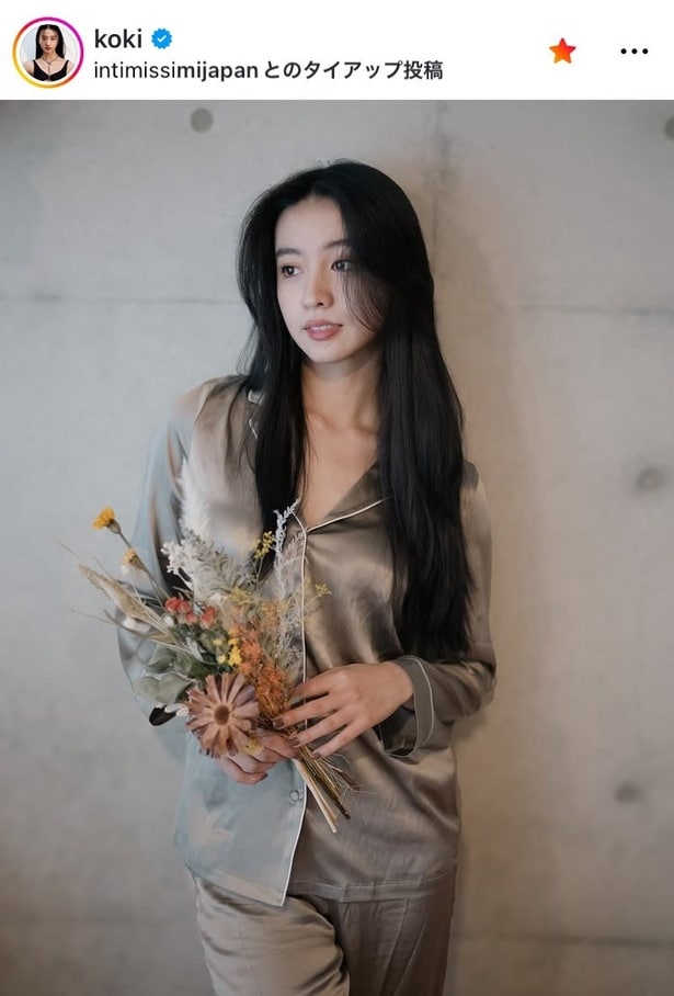 【写真】Koki,、美デコルテあらわなざっくり開いたエレガントなパジャマ姿のショット