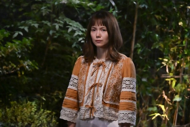 【写真】悲しげな表情の宮崎あおい“四季”