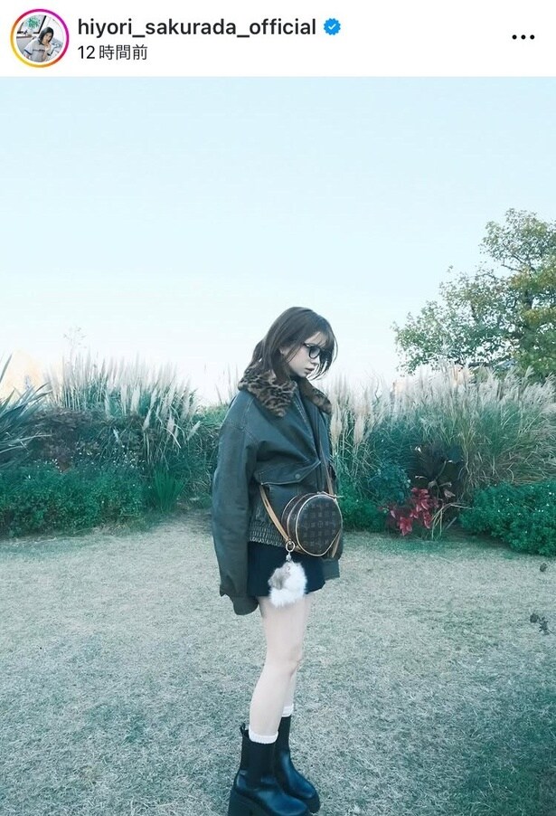 【写真】桜田ひより、ミニスカから伸びる色白の透明感抜群の美脚姿