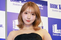 三上悠亜、セルフプロデュースのコーデでミニスカから“絶対領域”あらわな姿に「すごく素敵」と反響