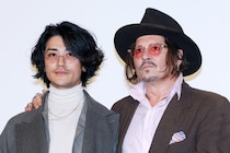 赤西仁、ジョニー・デップのイベントに急きょ登壇＆花束で祝福「この後お食事に行く予定なんです」