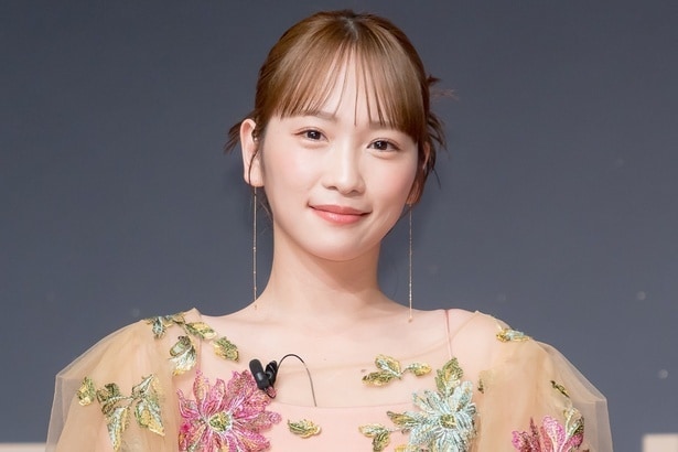 川栄李奈、赤い特攻服でニコニコ…ギャップ溢れるヤンキー姿に「かわいい」「完全にレディース頭」の声<フェイクマミー>