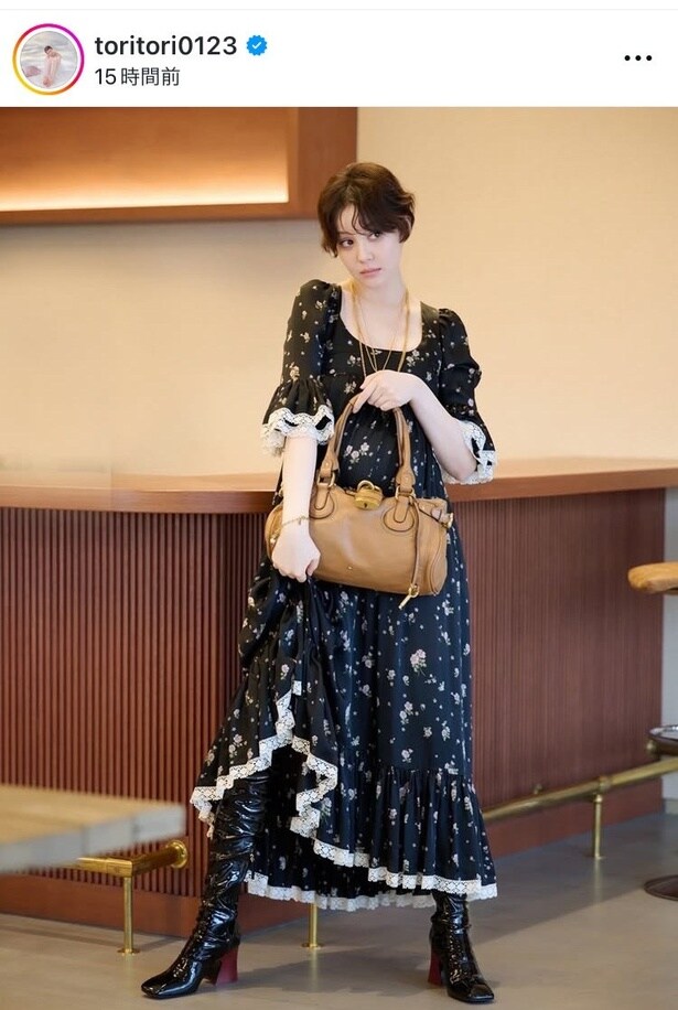 【写真】“ショートパーマ”にイメチェン…トリンドル玲奈、美デコルテあらわなワンピ姿