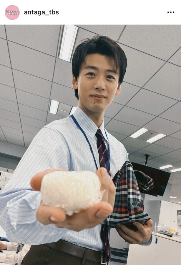 【写真】竹内涼真が優しくほほ笑みながら、おにぎりを差し出すショット