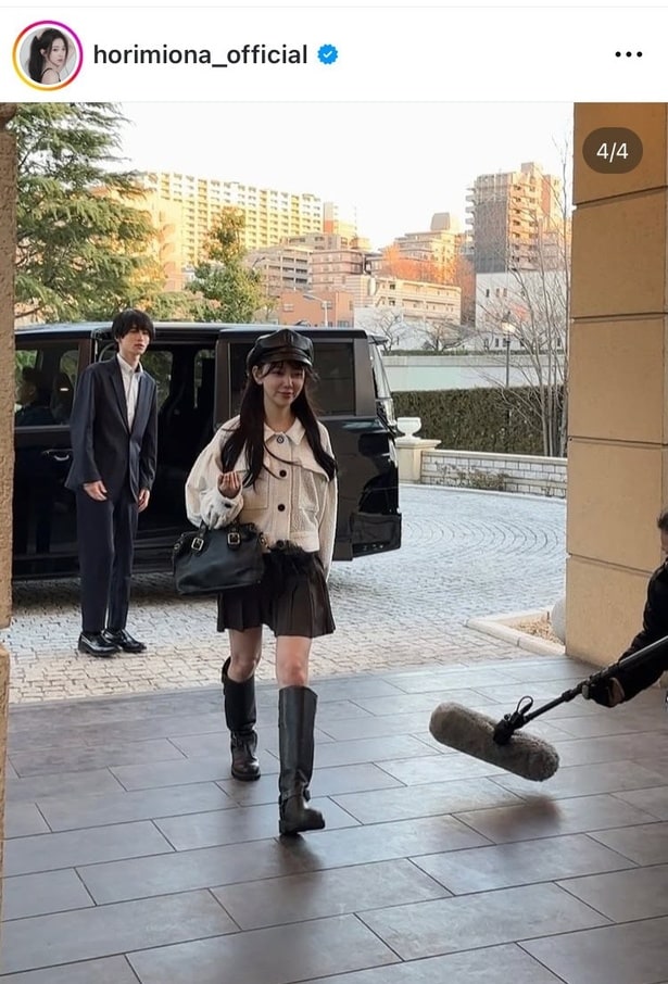 【写真】堀未央奈、カジュアルスタイルでミニスカから伸びる“絶対領域”あらわな美脚カット