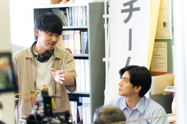 【写真】中島裕翔の完璧なＥライン…真剣な眼差しで打ち合わせ＜連続ドラマＷ シリウスの反証＞