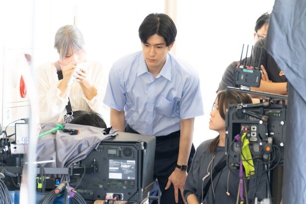 残暑の中、ブルーの爽やかなシャツでモニターでチェックを行う中島裕翔＜連続ドラマＷ シリウスの反証＞